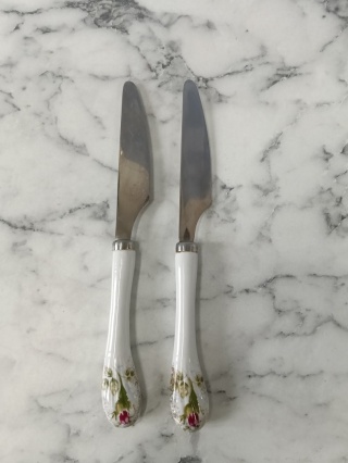 Noze vintage z porcelanowymi rękojeściami złota róża