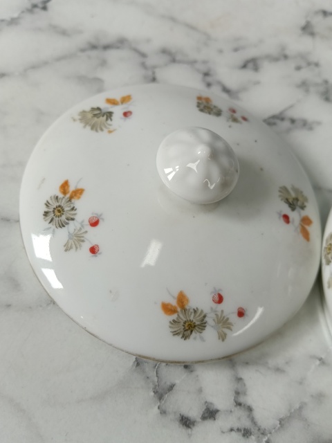 Przedwojenne porcelanowe puzderko na nóżkach Ćmielów