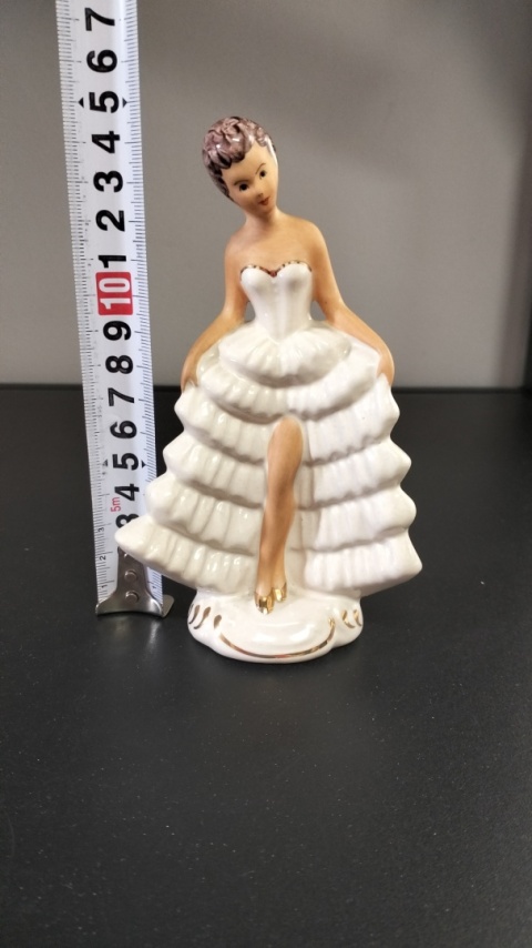 Figurka porcelanowa Dama w ukłonie Jan Jezela