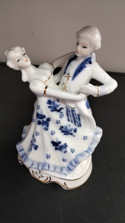 Figurka porcelanowa dworska para w tańcu