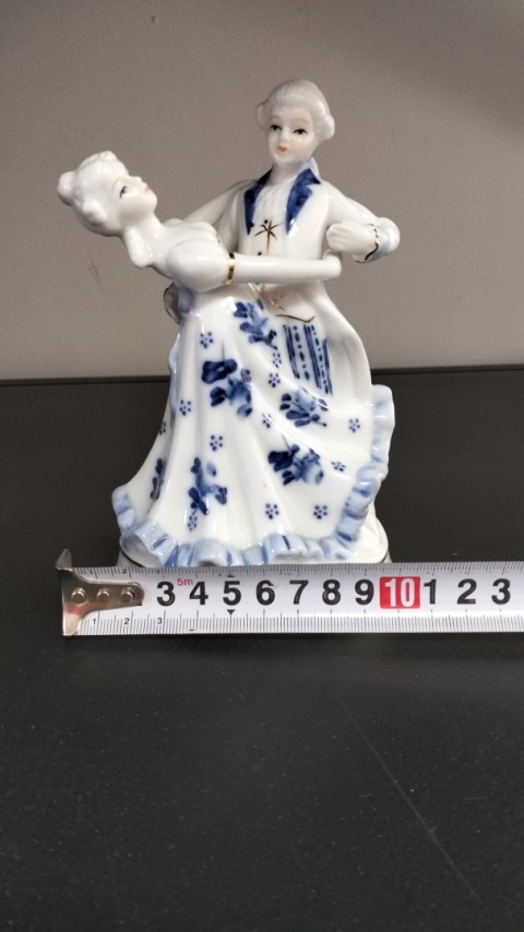 Figurka porcelanowa dworska para w tańcu