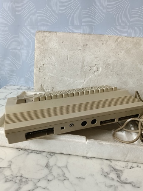 Stary komputer Commodore