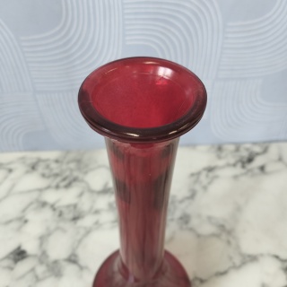 Szklany wazon rubinowy flet vintage PRL