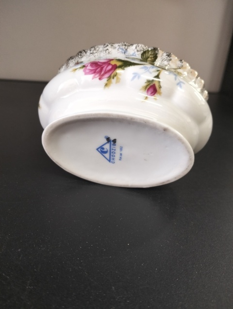 Elegancka cukiernica Chodzież złota róża