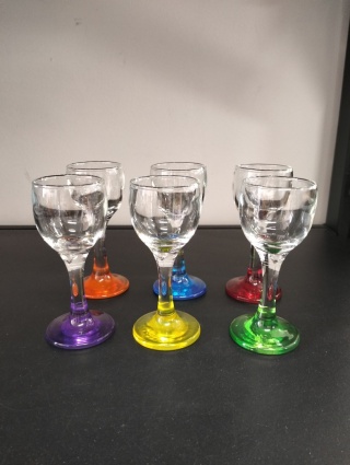 Eleganckie kieliszki do wódki kolorowe stopki 6 sztuk