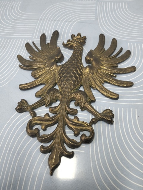 Piękny duży mosiężny orzeł w koronie