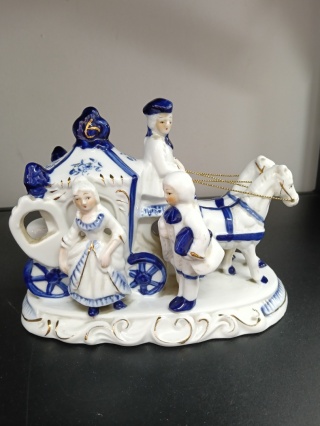 Porcelanowa figurka kareta