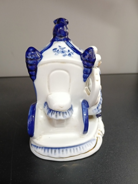Porcelanowa figurka kareta