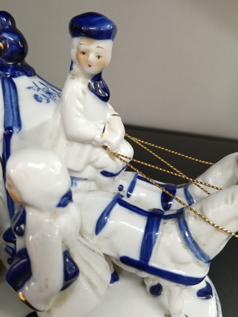 Porcelanowa figurka kareta