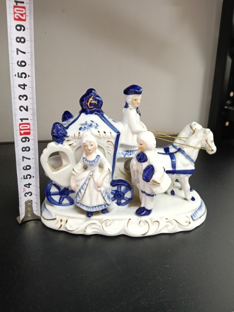 Porcelanowa figurka kareta