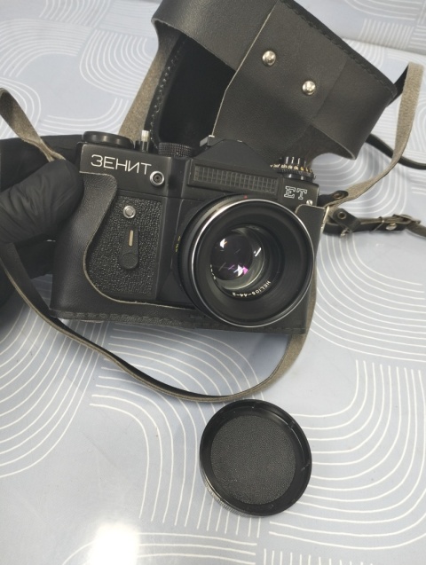 Stary aparat fotograficzny Zenit ET z obiektywem Helios super stan