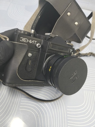 Stary aparat fotograficzny Zenit ET z obiektywem Helios super stan