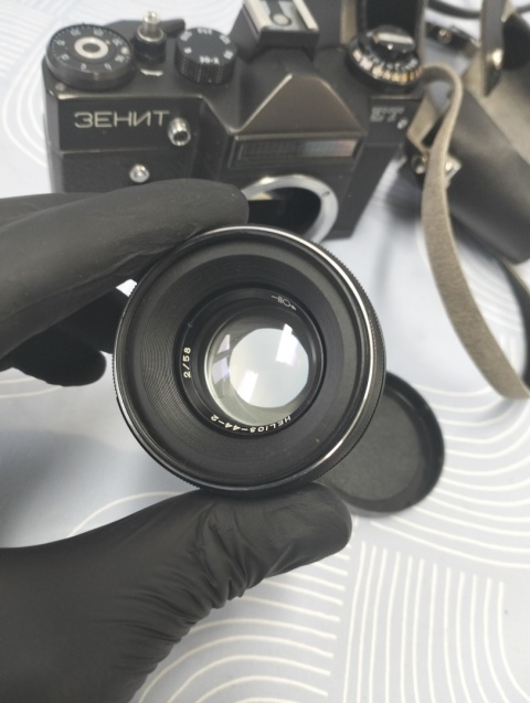 Stary aparat fotograficzny Zenit ET z obiektywem Helios super stan