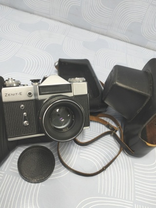 Stary aparat fotograficzny Zenit z obiektywem