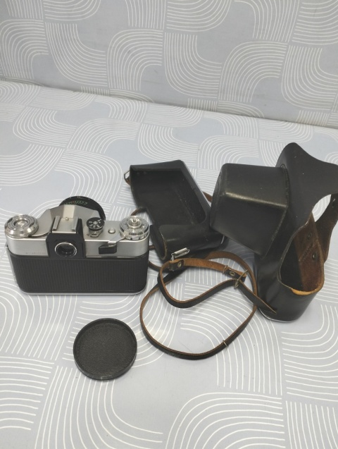 Stary aparat fotograficzny Zenit z obiektywem