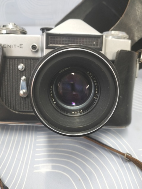 Stary aparat fotograficzny Zenit z obiektywem
