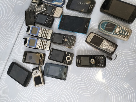Telefony komórkowe 24 sztuki