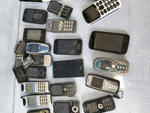 Telefony komórkowe 24 sztuki