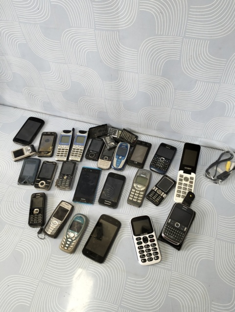 Telefony komórkowe 24 sztuki