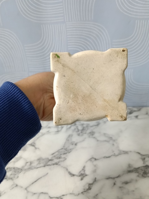 Wąski wazonik z różą