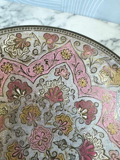 Dekoracyjna mosiężna patera na stopce