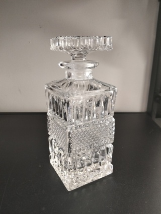 Elegancka kryształowa karafka