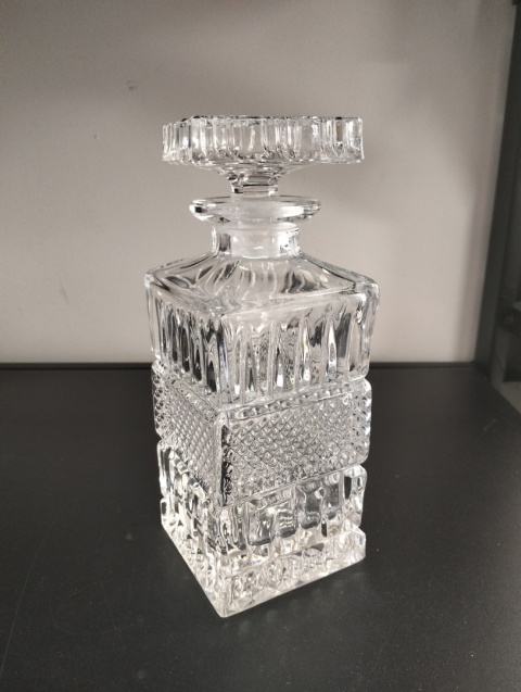 Elegancka kryształowa karafka