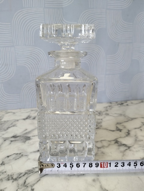 Elegancka kryształowa karafka
