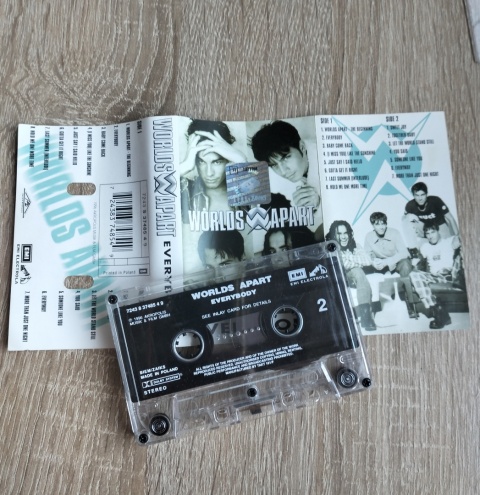 Kaseta magnetofonowa Worlds Apart
