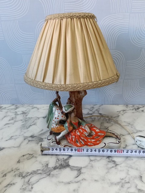 Piękna porcelanowa lampka retro