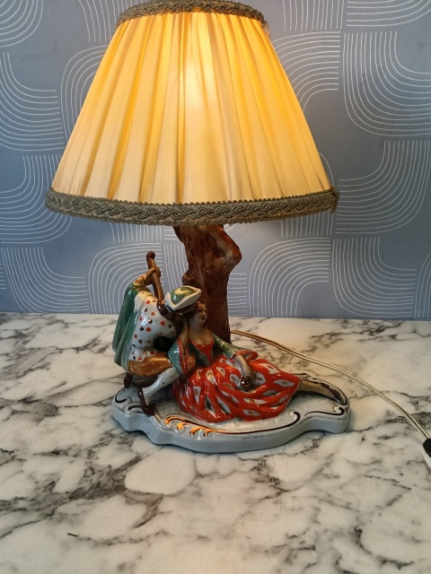 Piękna porcelanowa lampka retro