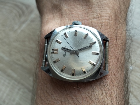 Stary zegarek nakręcany Raketa