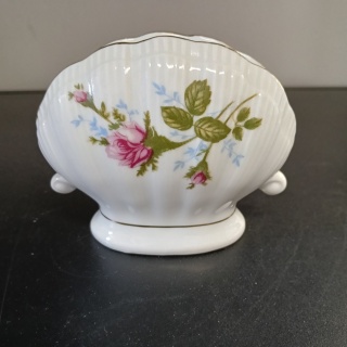 Porcelanowy serwetnik muszla złota róża