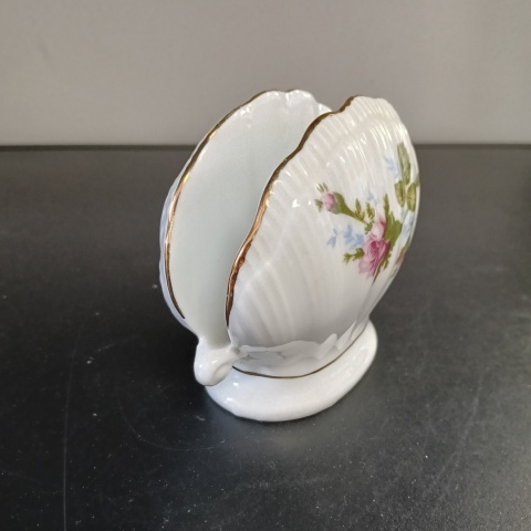 Porcelanowy serwetnik muszla złota róża