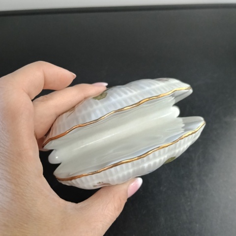 Porcelanowy serwetnik muszla złota róża
