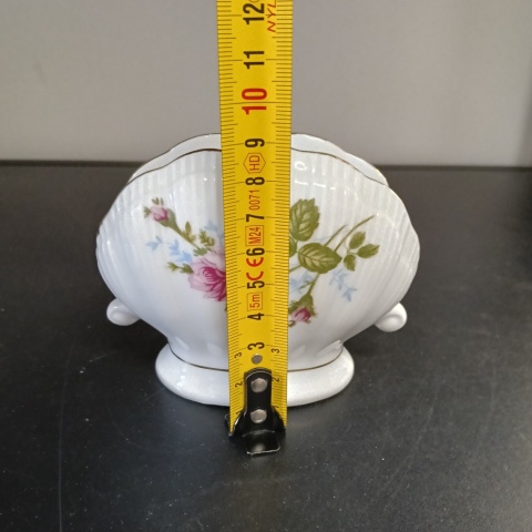 Porcelanowy serwetnik muszla złota róża