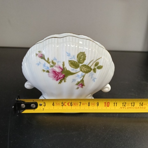 Porcelanowy serwetnik muszla złota róża
