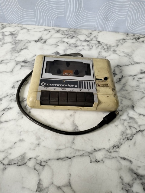 Stary magnetofon Commodore