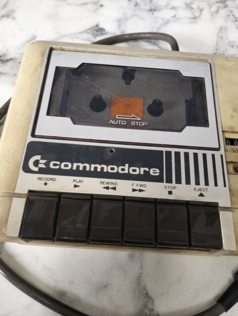 Stary magnetofon Commodore