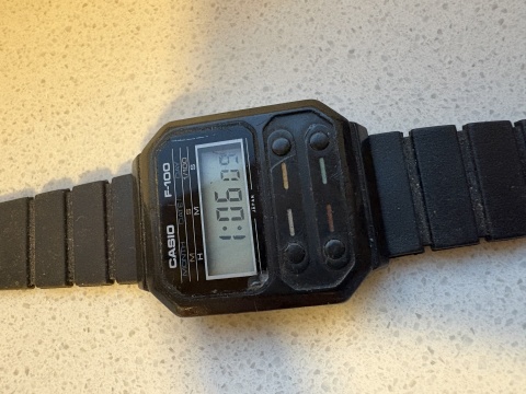 Stary zegarek elektroniczny Casio F-100 unikat