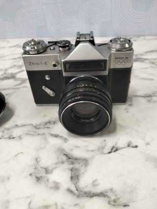 Aparat Zenit e z obiektywem Helios Moskwa 80