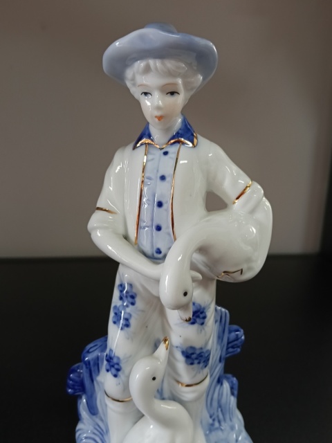 Figurka porcelanowa chłopiec z gęsią