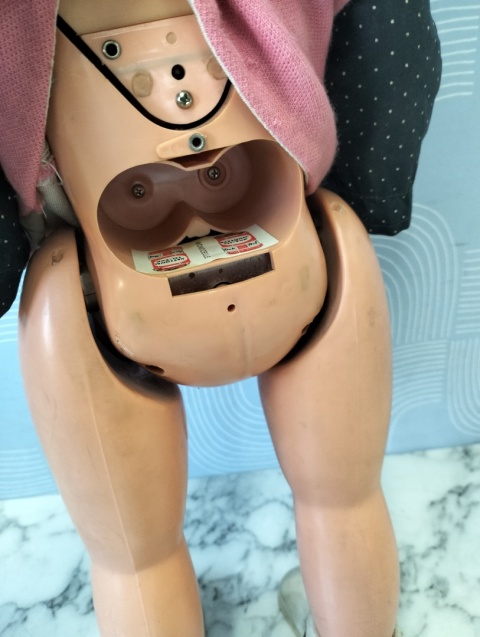 Stara duża lalka na baterie chodząca