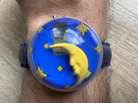 Stary zegarek z księżycem