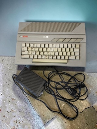 Komputer Atari 65xe z zasilaczem