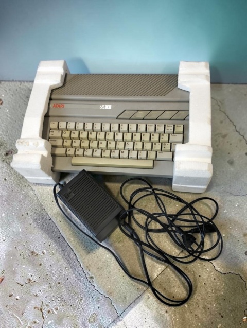 Komputer Atari 65xe z zasilaczem
