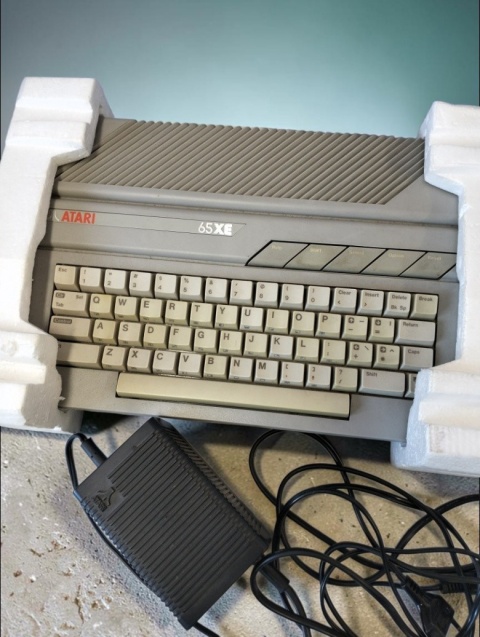Komputer Atari 65xe z zasilaczem