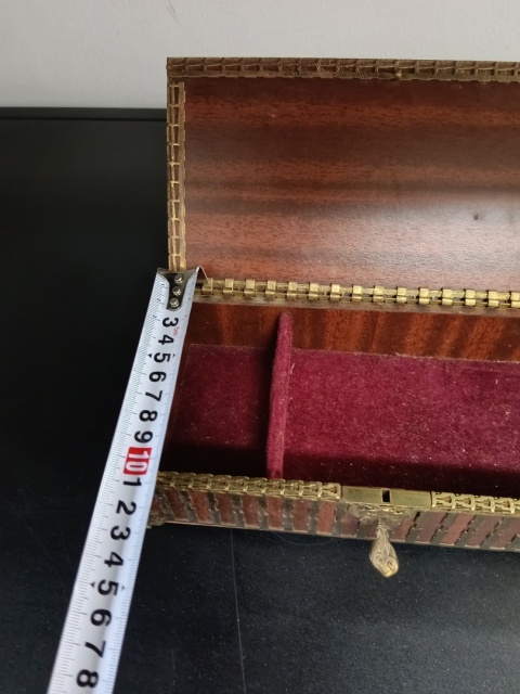 Szkatułka z mosiężnymi okuciami