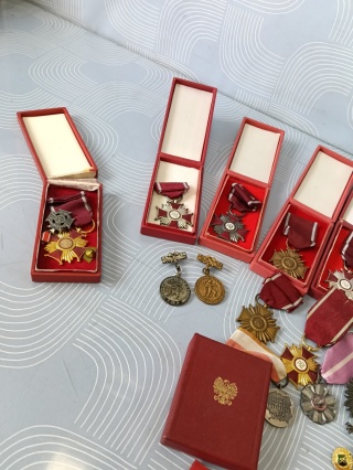 Legitymacje przypinki medale całość