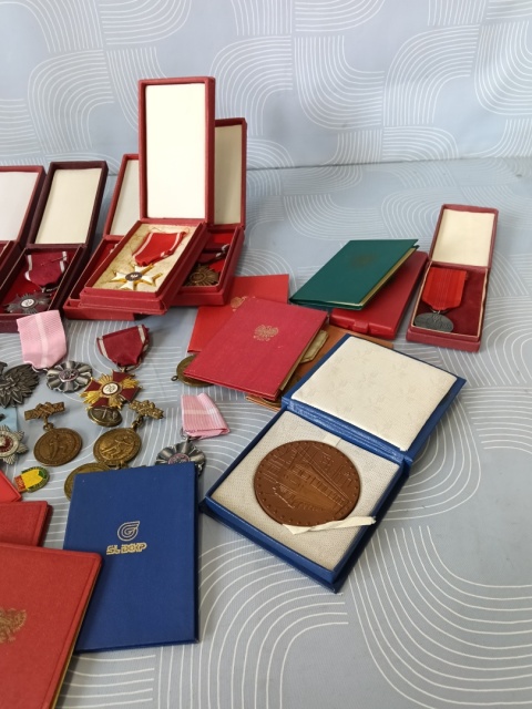 Legitymacje przypinki medale całość